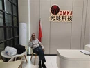 Pakistansk klient Mr. Ijaz besøker GMKJ-fabrikken i Shenzhen